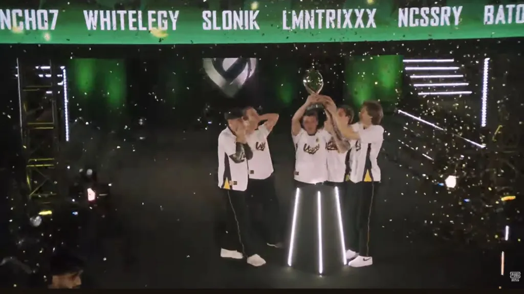 Wolves Esports oyuncuları 25 Ekim'deki zaferin ardından PMGO Season 2 kupasını kaldırıyor